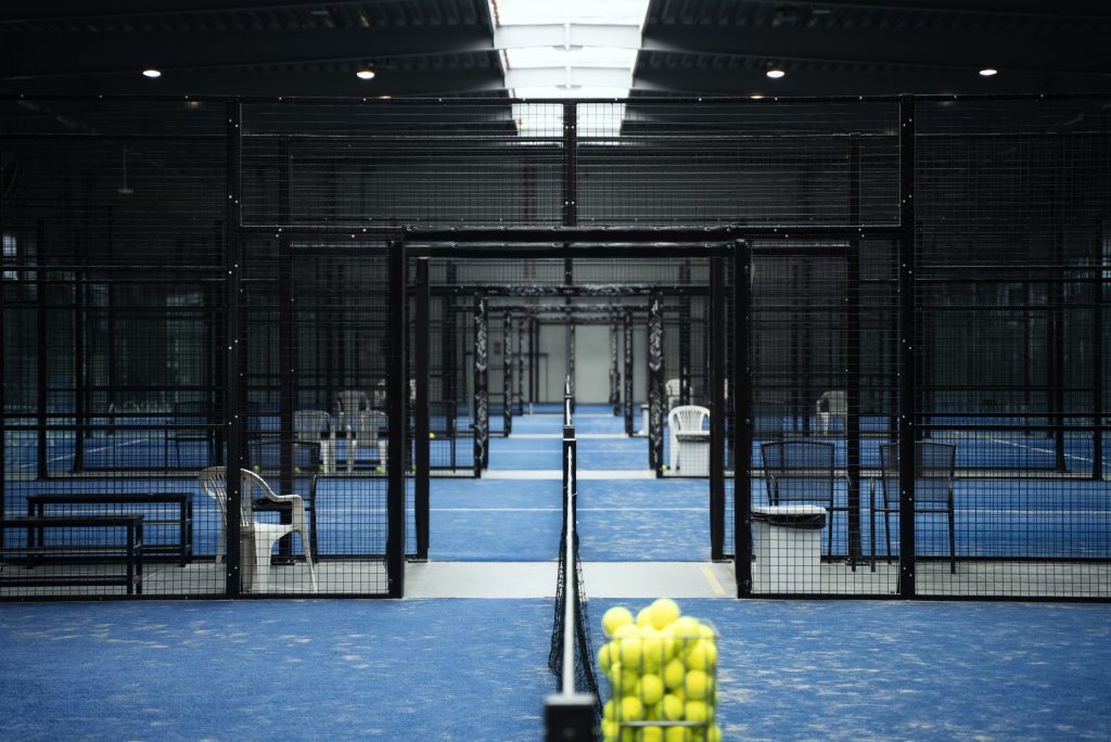 padel blessures prévention – joueur en action sur un terrain de padel